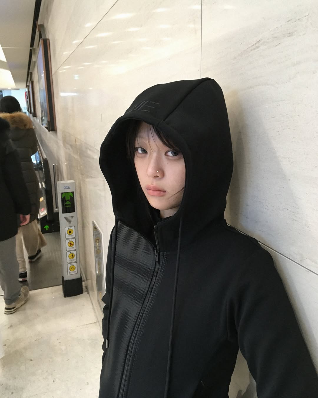 DM 답장 없는 그녀가 입은 블랙 후디 5
